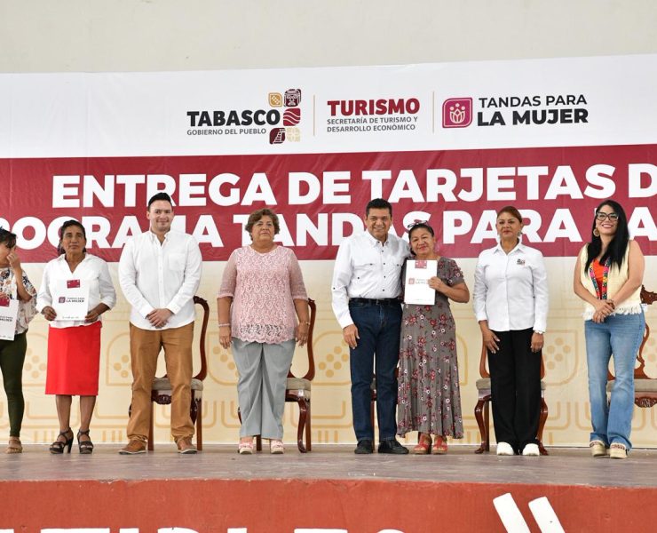 Entrega Gobernador Javier May 600 apoyos del programa Tandas para la Mujer