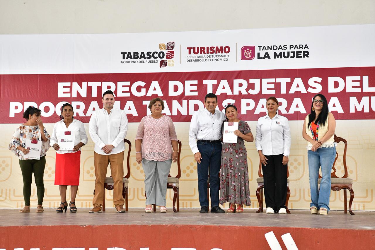 Entrega Gobernador Javier May 600 apoyos del programa Tandas para la Mujer