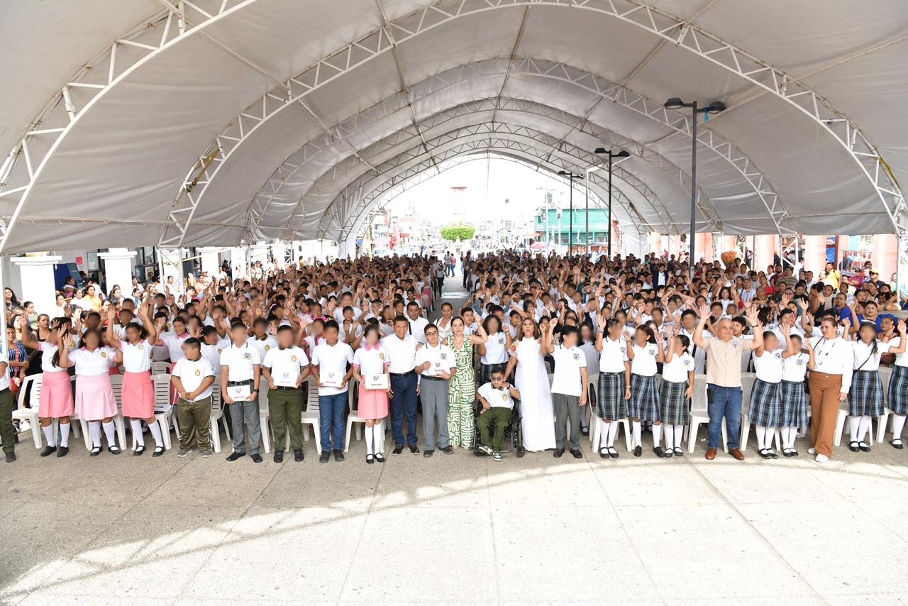 Entrega Javier May 3 mil 755 tabletas a estudiantes de secundaria en Huimanguillo