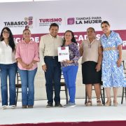 Entrega Javier May certificados del programa Tandas para la Mujer