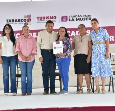 Entrega Javier May certificados del programa Tandas para la Mujer