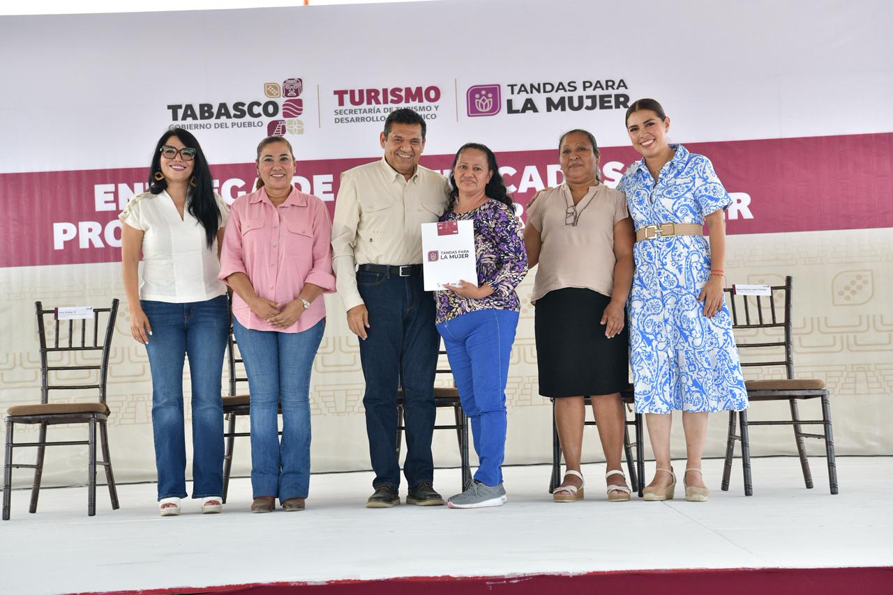 Entrega Javier May certificados del programa Tandas para la Mujer