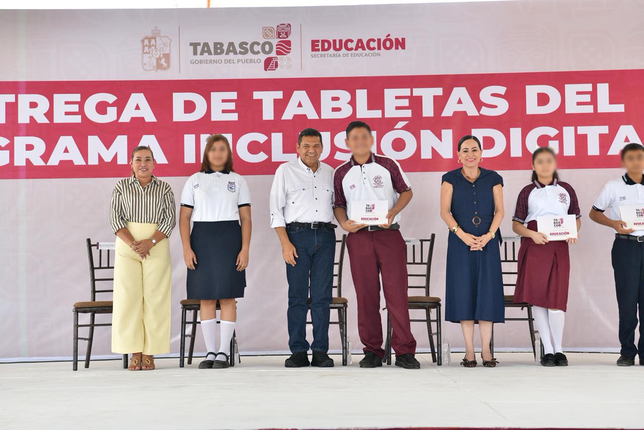 Entrega Javier May más de 7 mil tabletas a estudiantes de secundaria en Cárdenas y Cunduacán