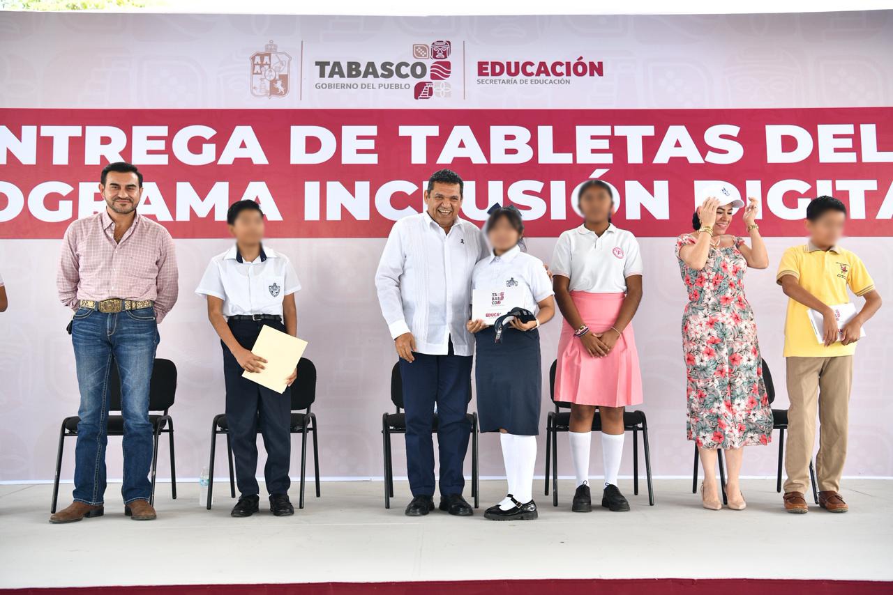 Entrega  el gobernador Javier May Rodríguez tabletas a estudiantes 