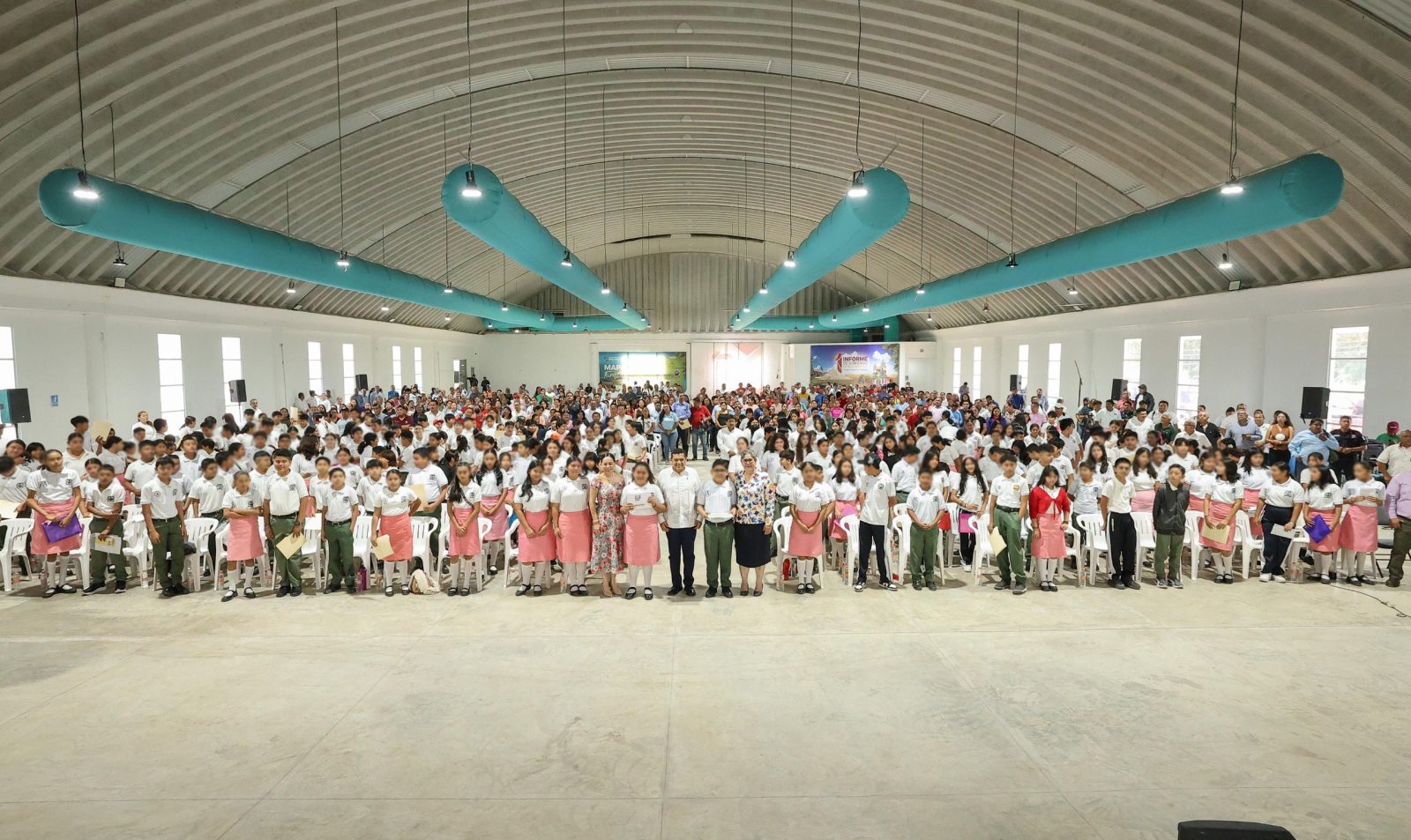 Entrega gobernador Javier May tabletas a estudiantes de secundaria en la Región de Los Ríos