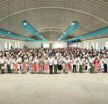 Entrega gobernador Javier May tabletas a estudiantes de secundaria en la Región de Los Ríos