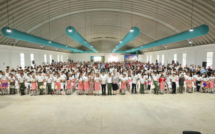 Entrega gobernador Javier May tabletas a estudiantes de secundaria en la Región de Los Ríos