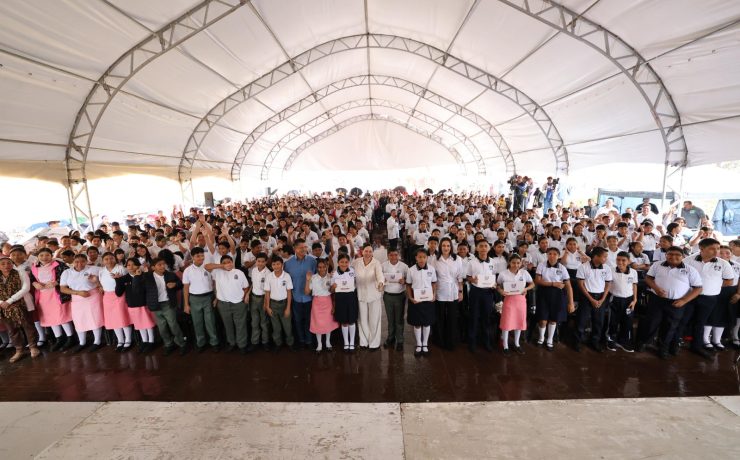 Entregan tabletas a estudiantes de secundaria de Centro y Nacajuca