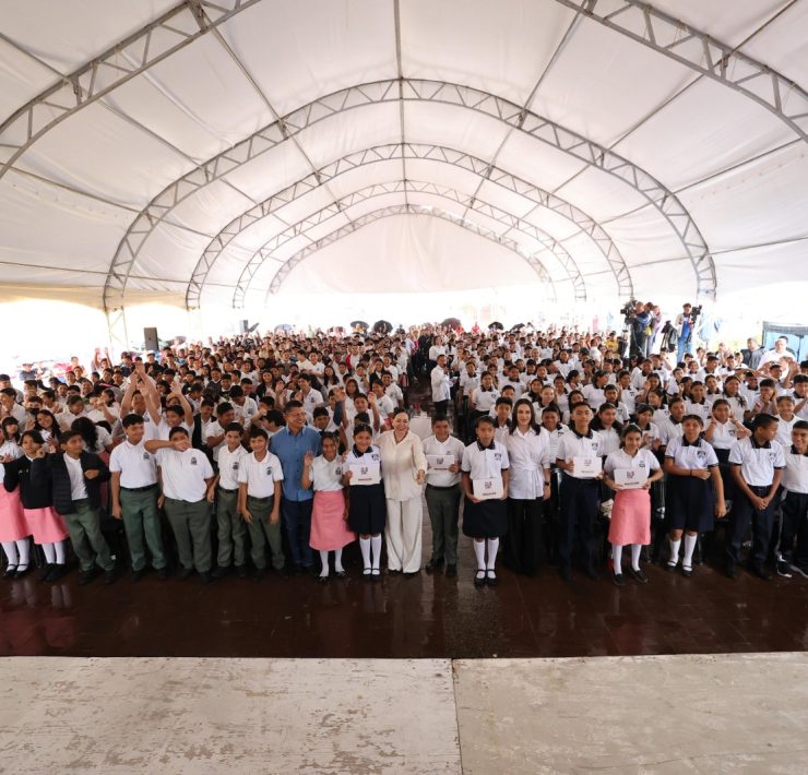 Entregan tabletas a estudiantes de secundaria de Centro y Nacajuca