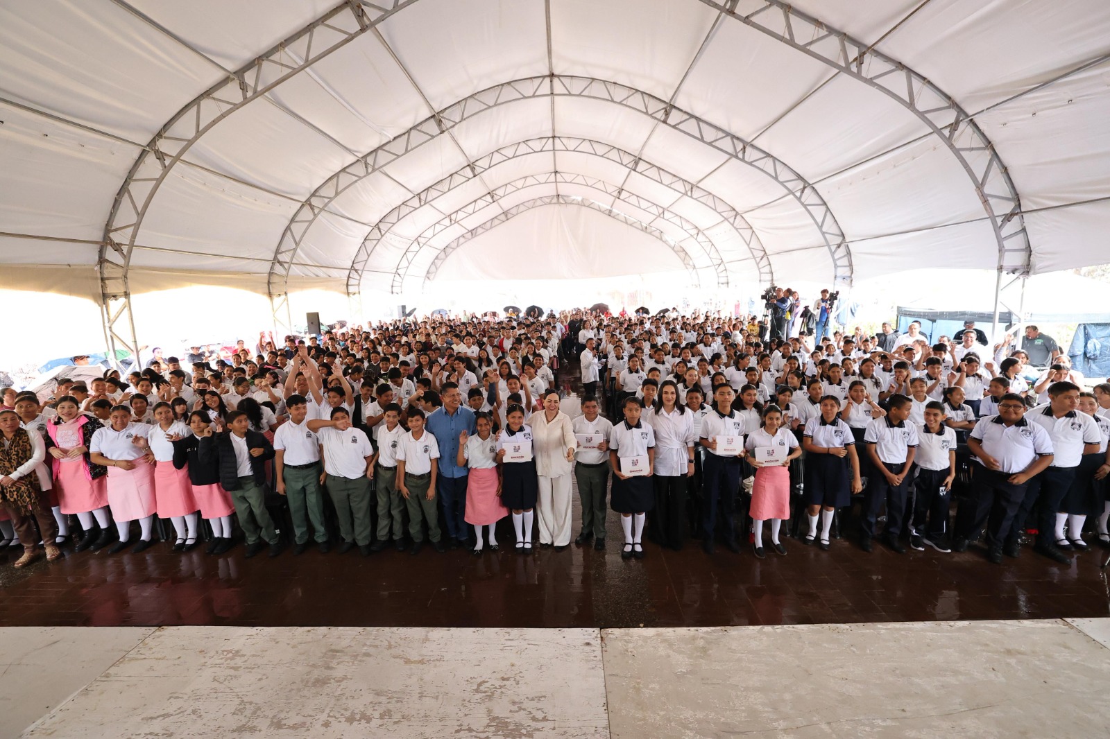 Entregan tabletas a estudiantes de secundaria de Centro y Nacajuca