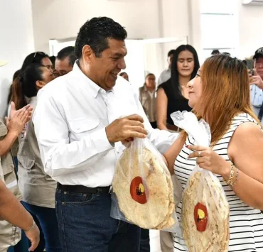 Javier May entregó apoyos a emprendedoras para fortalecer negocios en Centla