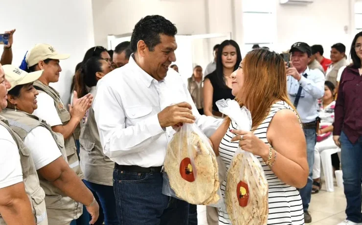 Javier May entregó apoyos a emprendedoras para fortalecer negocios en Centla