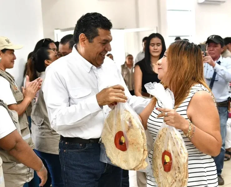 Javier May entregó apoyos a emprendedoras para fortalecer negocios en Centla