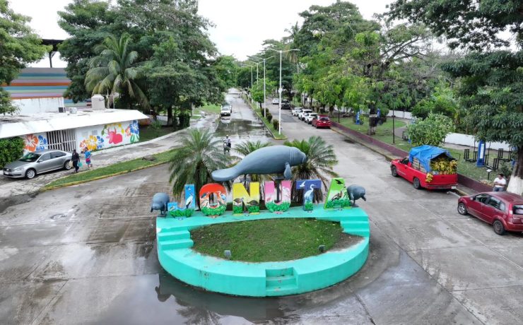 Gobernador Javier May entrega programas que benefician a jefas de familia y estudiantes
