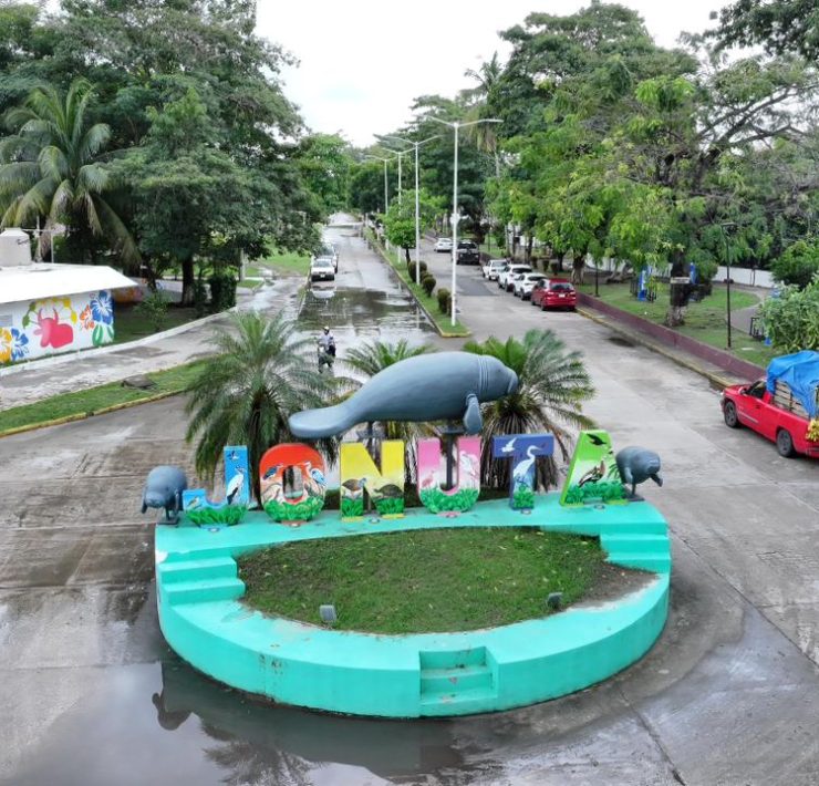 Gobernador Javier May entrega programas que benefician a jefas de familia y estudiantes