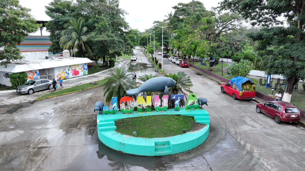 Gobernador Javier May entrega programas que benefician a jefas de familia y estudiantes