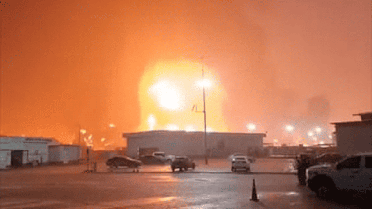 Pemex controla incendio en muelle de Dos Bocas