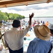 Programas sociales llegan a comunidades apartadas y hasta las granjas de trabajo acuícolas, en un hecho histórico producto de la transformación que vive Tabasco