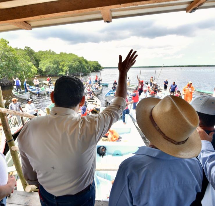 Programas sociales llegan a comunidades apartadas y hasta las granjas de trabajo acuícolas, en un hecho histórico producto de la transformación que vive Tabasco
