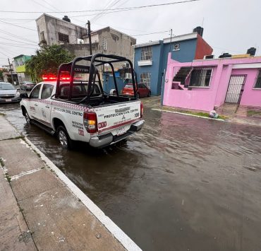 SAS y Protección Civil atienden encharcamientos en Villahermosa