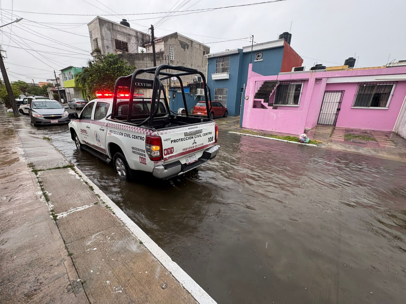 SAS y Protección Civil atienden encharcamientos en Villahermosa
