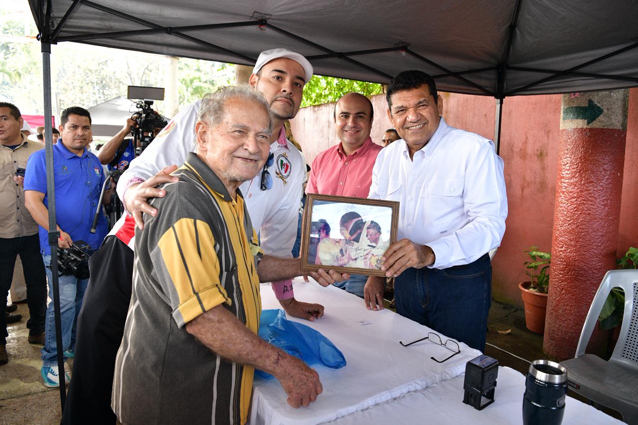 Sistema DIF Tabasco entregaron a don Andrés Melo un bastón de apoyo