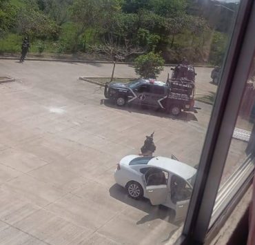 Enfrentamiento armado en Villa El Cielo deja tres detenidos