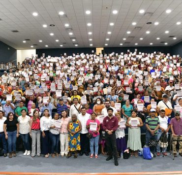 Entrega Javier May 485 certificados de Viviendas del Bienestar