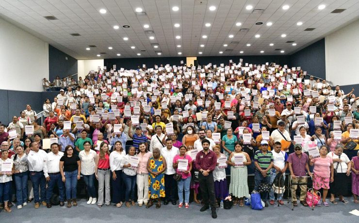 Entrega Javier May 485 certificados de Viviendas del Bienestar