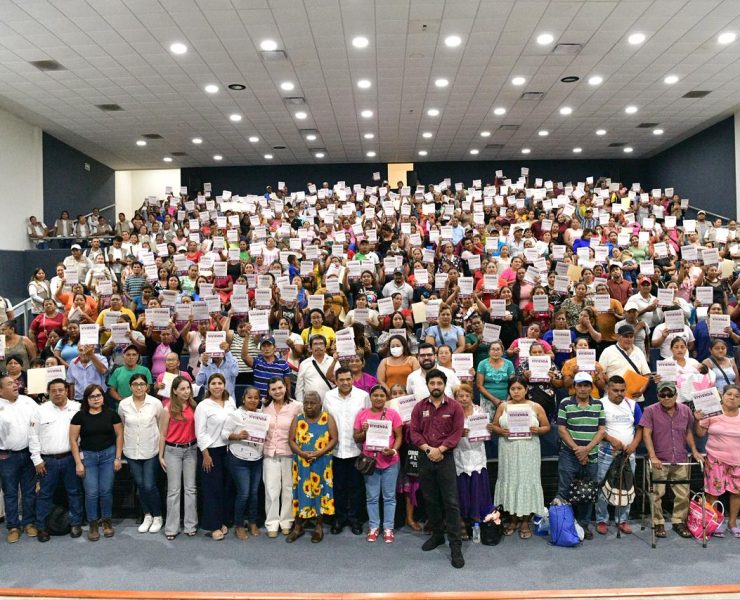 Entrega Javier May 485 certificados de Viviendas del Bienestar