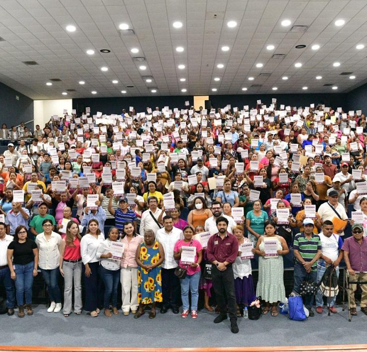 Entrega Javier May 485 certificados de Viviendas del Bienestar