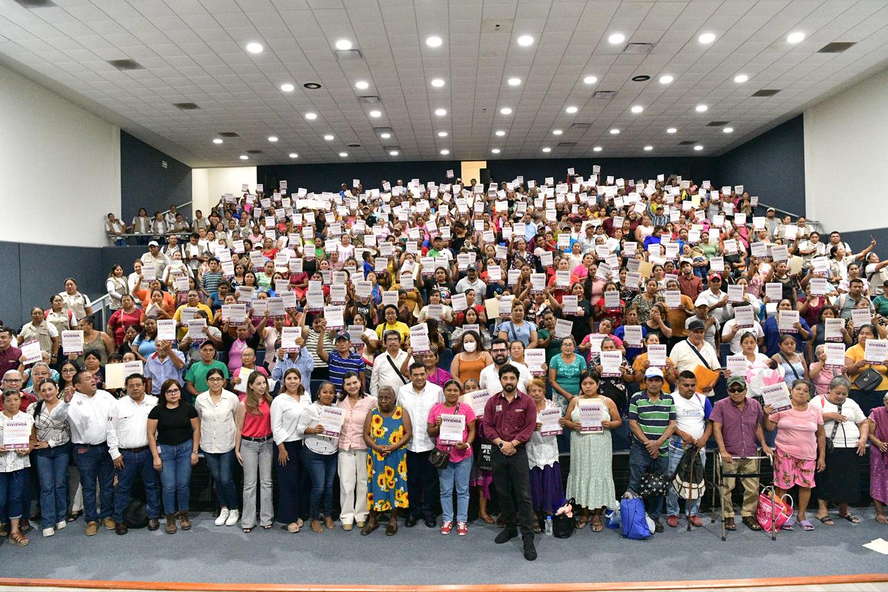 Entrega Javier May 485 certificados de Viviendas del Bienestar