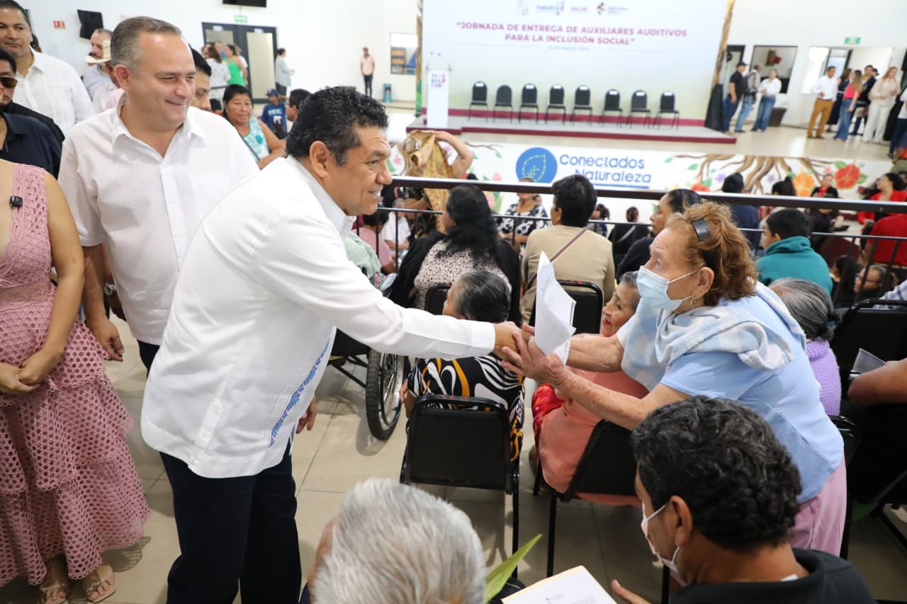 Entrega de Auxiliares Auditivos 