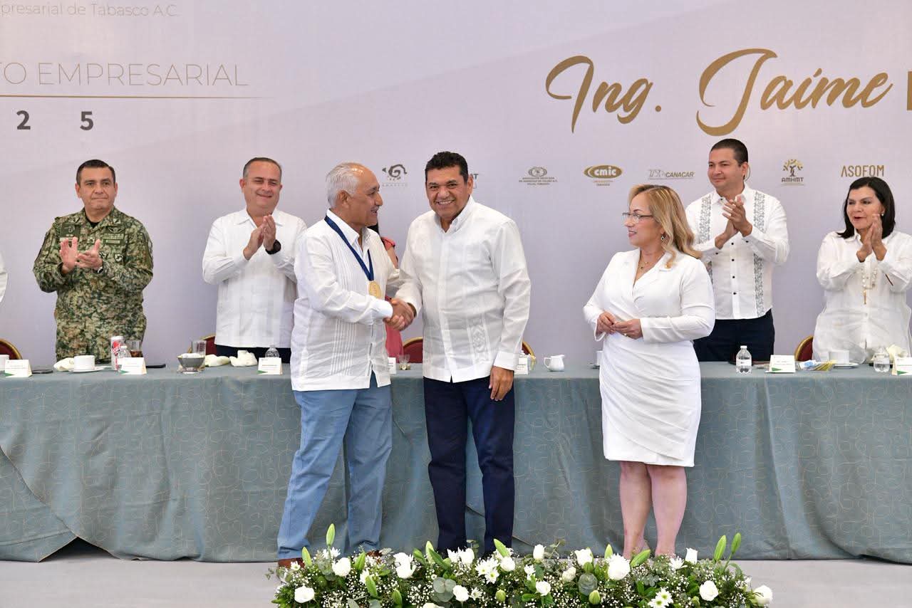 Entrega de la Medalla al Mérito Empresarial 