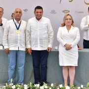 Entrega el gobernador Javier May la Medalla al Mérito Empresarial al Ing Jaime Merodio Cálix