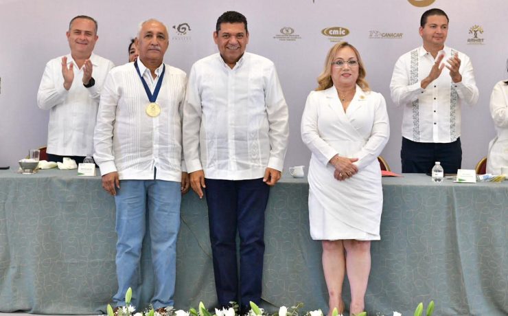 Entrega el gobernador Javier May la Medalla al Mérito Empresarial al Ing Jaime Merodio Cálix