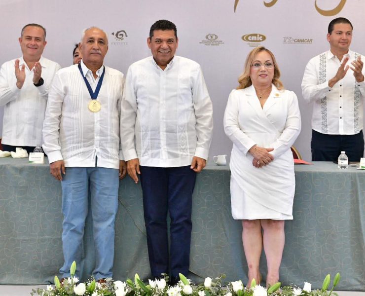 Entrega el gobernador Javier May la Medalla al Mérito Empresarial al Ing Jaime Merodio Cálix