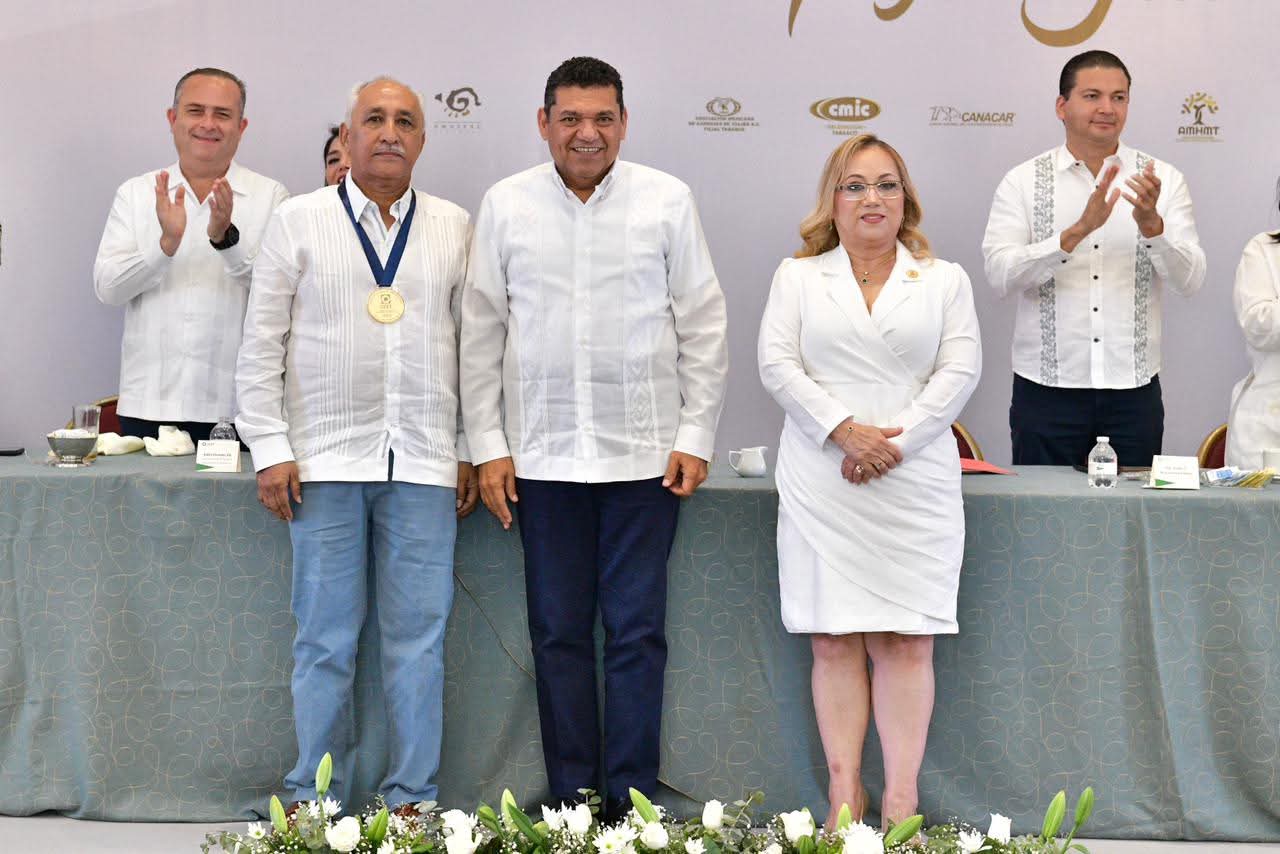 Entrega el gobernador Javier May la Medalla al Mérito Empresarial al Ing Jaime Merodio Cálix