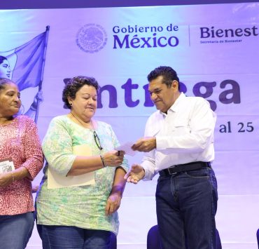 Entregan Tarjetas de Pensión a Adultos Mayores y Mujeres Bienestar en Cárdenas