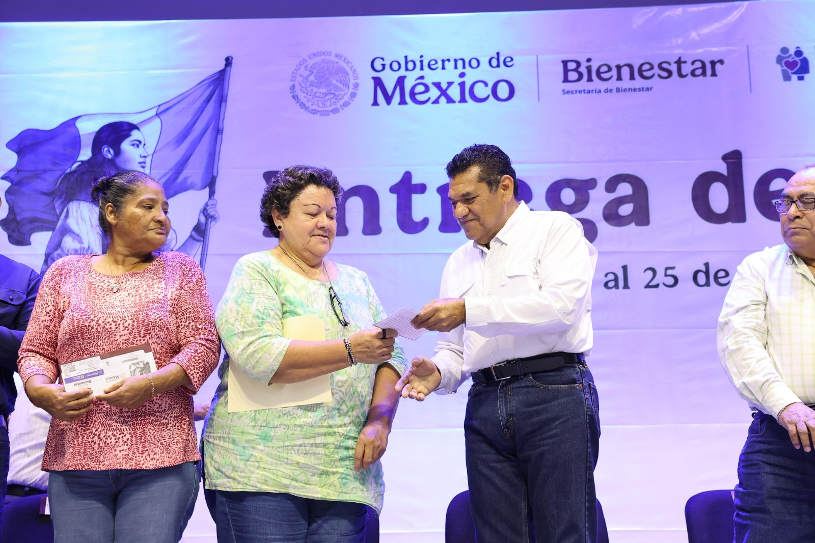 Entregan Tarjetas de Pensión a Adultos Mayores y Mujeres Bienestar en Cárdenas