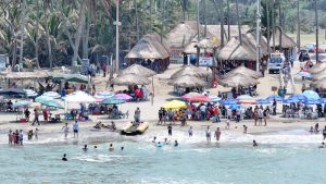 Vacacionistas disfrutaron del mar en Playa del Sol, Paraíso, en un ambiente seguro, limpio y familiar.