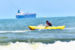 Vacacionistas disfrutaron del mar mientras salvavidas realizaban recorridos constantes, garantizando un saldo blanco en playas.