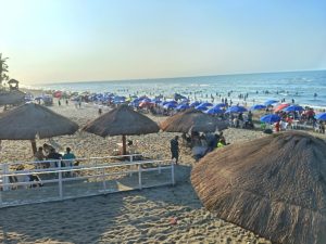 Turistas disfrutan de las playas de Tabasco con tranquilidad, reflejando el Saldo blanco en playas y balnearios durante la Semana Santa.