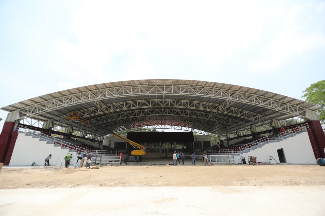 Supervisa Javier May avances de nueva nave ganadera