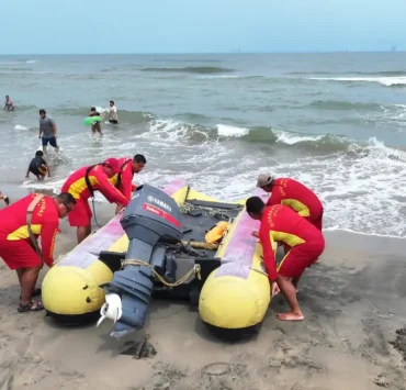Vacacionistas disfrutaron del mar en Paraíso, Tabasco