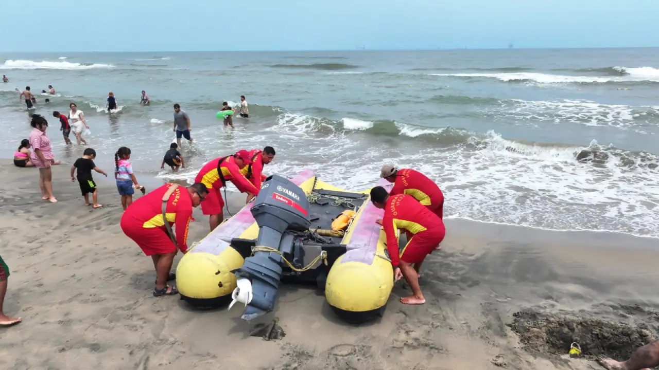Vacacionistas disfrutaron del mar en Paraíso, Tabasco