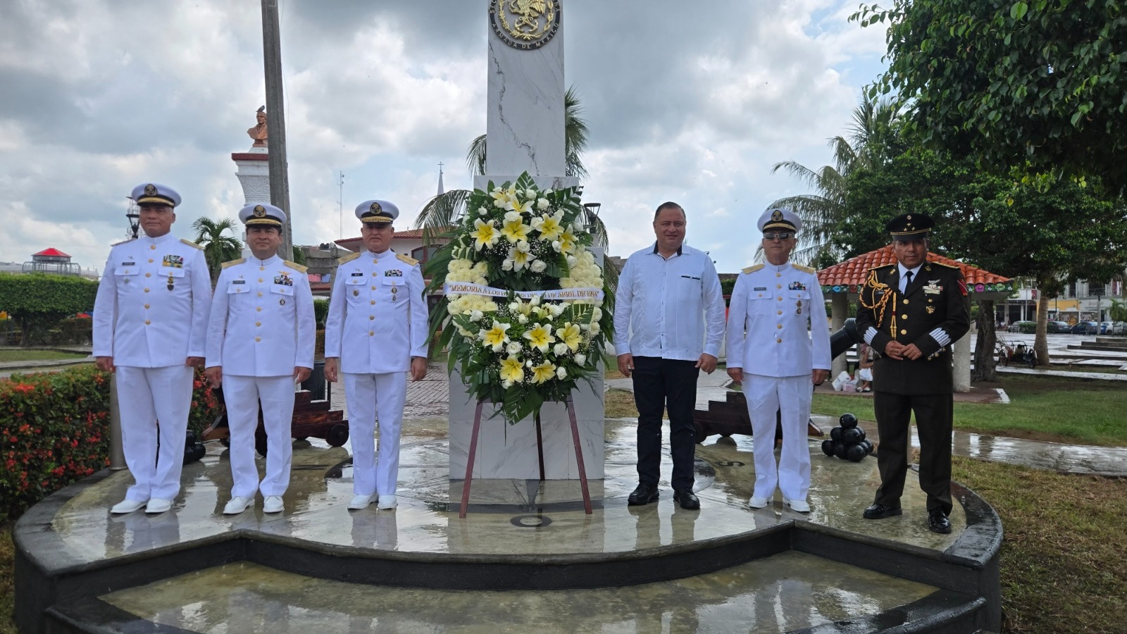 honor a los cadetes de la Heroica Escuela Naval 