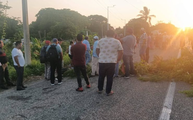 Bloquean carretera Frontera Ciudad del Carmen por protesta contra Pemex