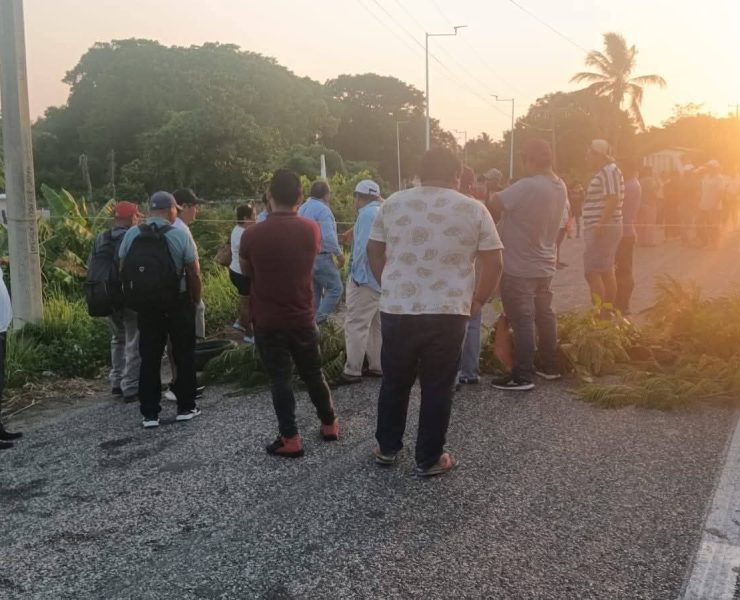 Bloquean carretera Frontera Ciudad del Carmen por protesta contra Pemex