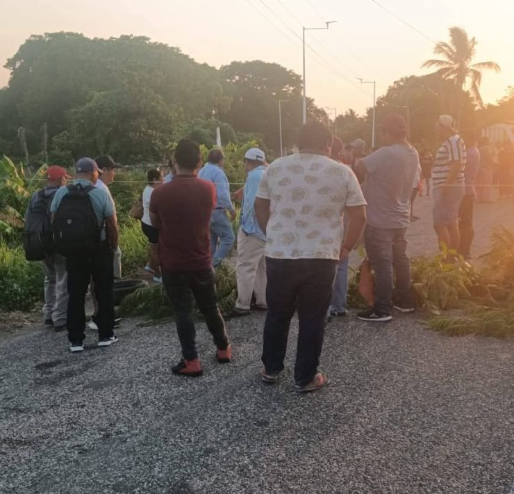 Bloquean carretera Frontera Ciudad del Carmen por protesta contra Pemex